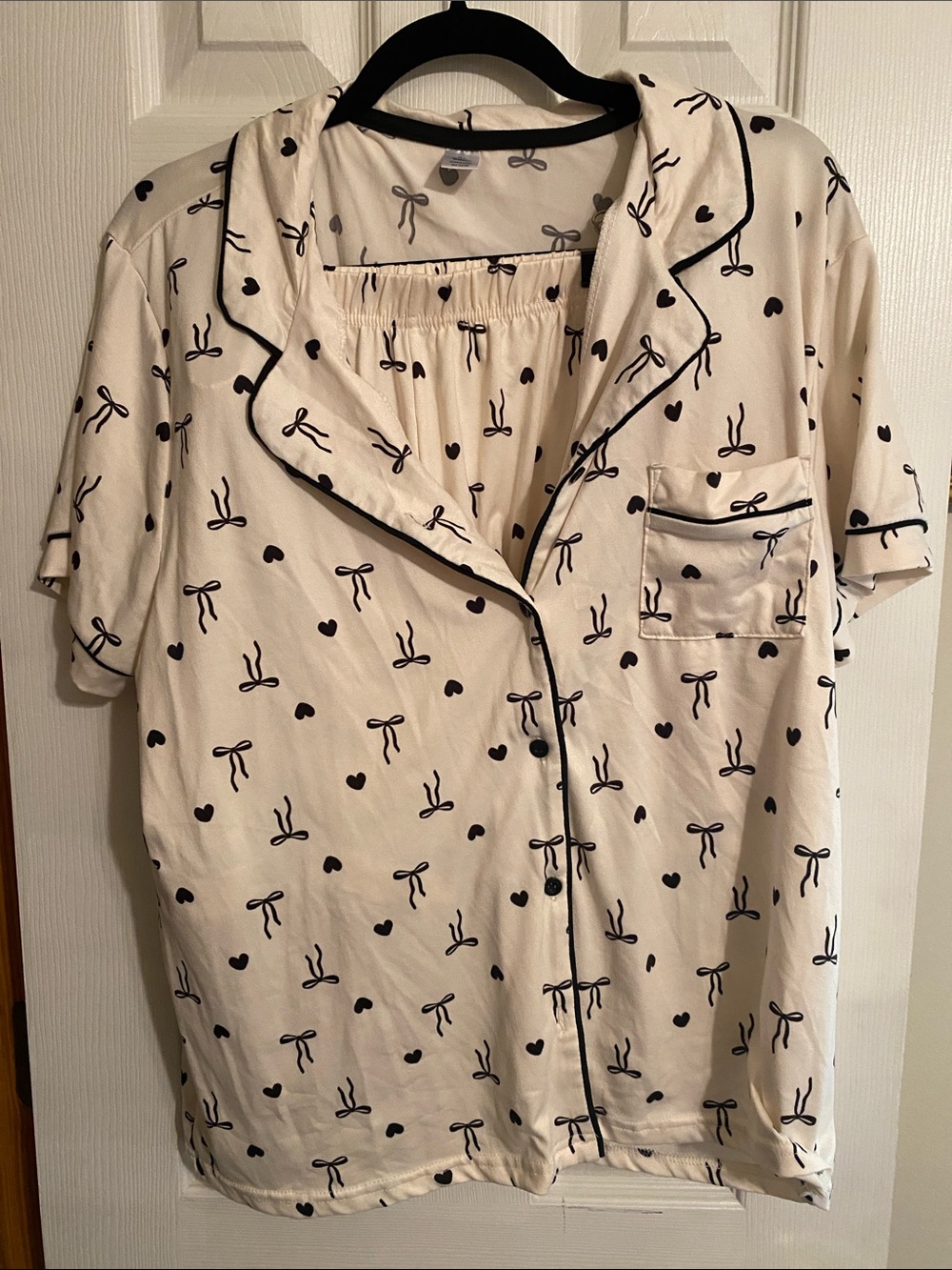 Cream Short-Sleeve Pajama Top with Black Heart & Bow Print